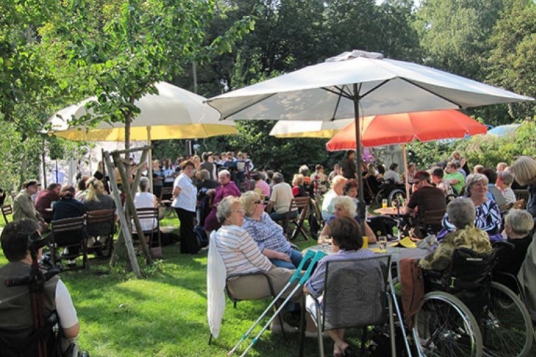Kaffeetrinken im Garten Kaffeetrinken im Garten